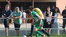 Fotbalisté Újezdu (ve žlutých dresech) zdolali Vysoké Pole 4:2 a před letní pauzou zůstali v čele Ligy4.