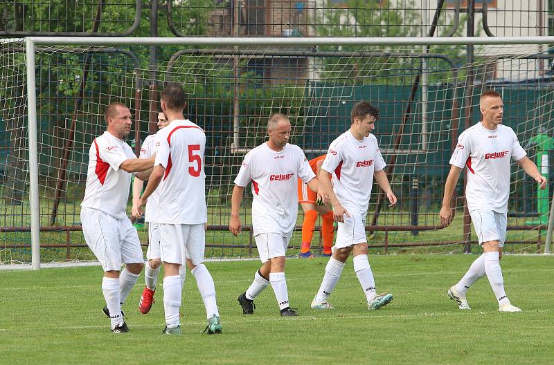 Fotbalisté Luhačovic (ve žlutých dresech) zvítězili na hřišti Sokola Veselá 4:3.