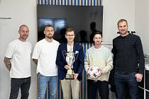 Hejtman Radim Holiš na nedělní akci v malonovickém obchodním centru představil fanouškům Putovní pohár Vládce kraje.