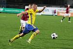 Dvacetiletý fotbalista Libor Holík (ve žlutém dresu) se proti Spartě blýskl výborným výkonem.