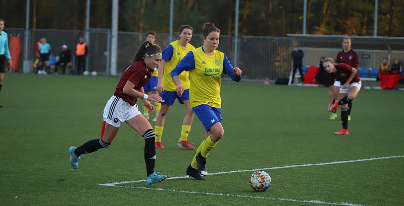 Fotbalistky Zlína (žluté dresy) v posledním podzimním zápase druhé ligy žen prohrály na Vršavě se Spartou Praha B 1:4 a přezimují poslední.