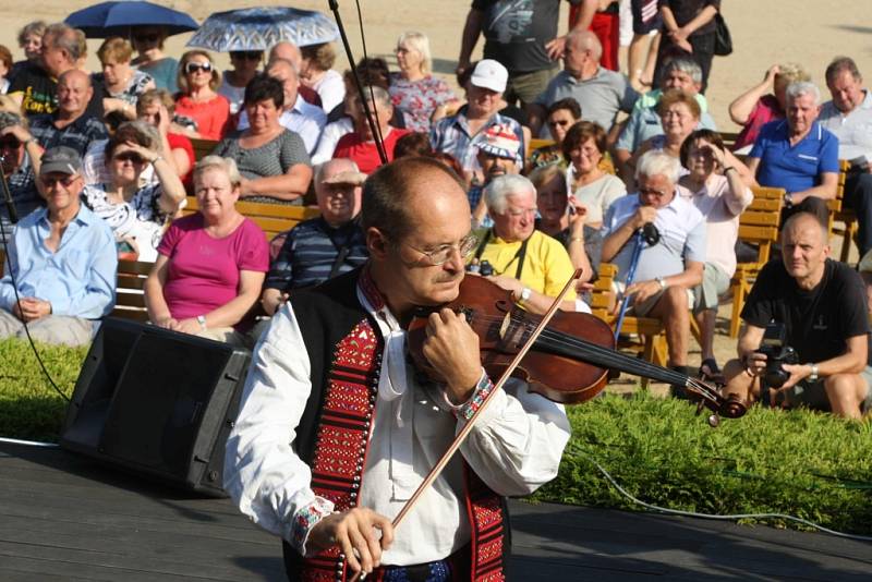 Dny slovenské kultury v Luhačovicích.  Na snímku soubor Družba z Trenčína na Lázeňském náměstí.