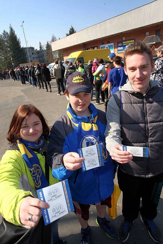 Fronta na vstupenky na hokej PSG Zlín-HC Kometa Brno před zimním stadionem ve Zlíně.