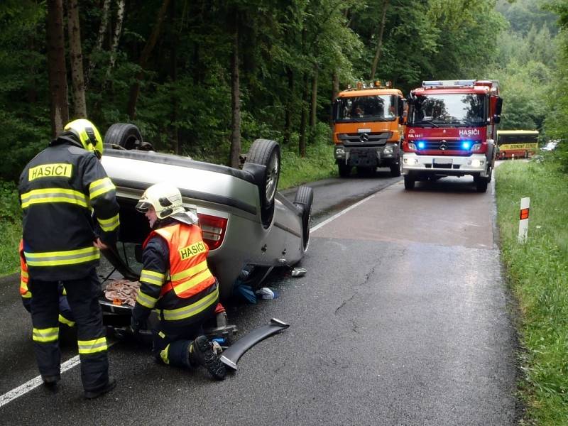 Dopravní nehoda osobního automobilu u obce Petrůvka.