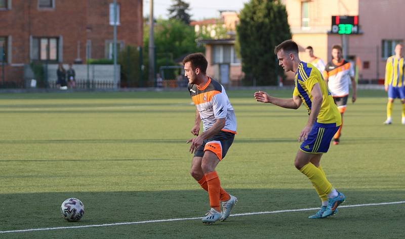 Fotbalisté Baťova (ve žlutém) ve 22. kole krajského přeboru v páteční předehrávce porazili Nevšovou 4:1