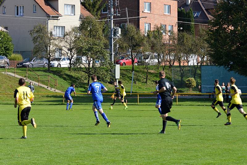 Fotbalisté Tečovic (ve žluto-černých dresech) doma našli recept na Admiru Hulín.