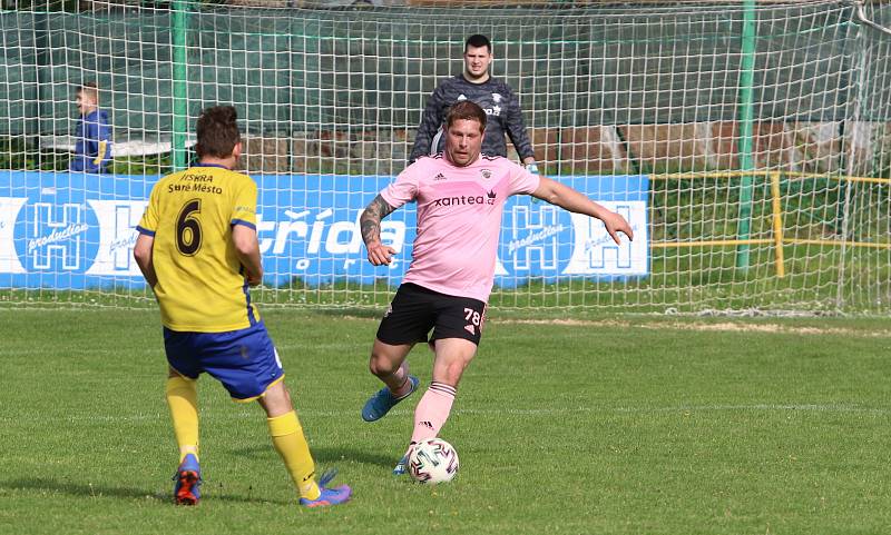 Fotbalisté Malenovic (růžové dresy) ve 21. kole I. B třídy sk. C remizovali se Starým Městem 3:3.