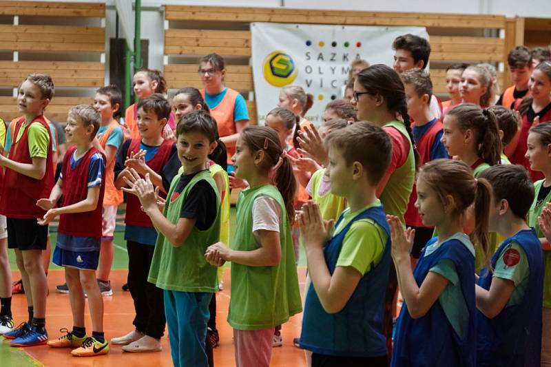 Jedinečnou možnost zatrénovat si se špičkovým sportovcem – českou badmintonovou jedničkou Adamem Mendrekem – měli ve středu žáci ZŠ Slušovice.