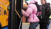 Nevidomé děti trénovaly cestování autobusem městské hromadné dopravy ve Zlíně.