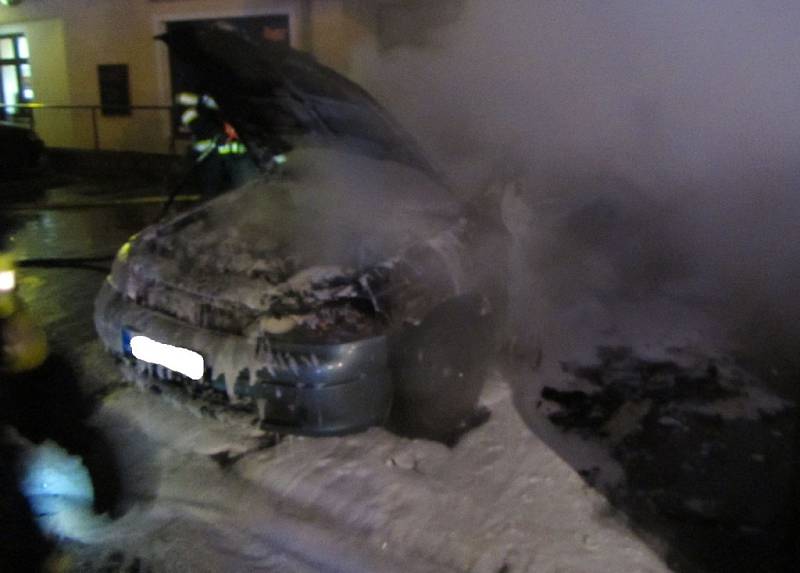 Požár aut v centru Vizovic.