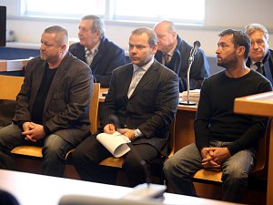 Projednávání obchodování s nelegálním lihem u krajského soudu ve Zlíně. Na snímku zleva Pavel Čaniga, Dominik Nagya a  Robert Sedlařík.