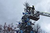 Vánoční strom ve Zlíně měl ohnutou špici. Hasiči z něj museli sundat část ozdob; pátek 22. prosince 2023