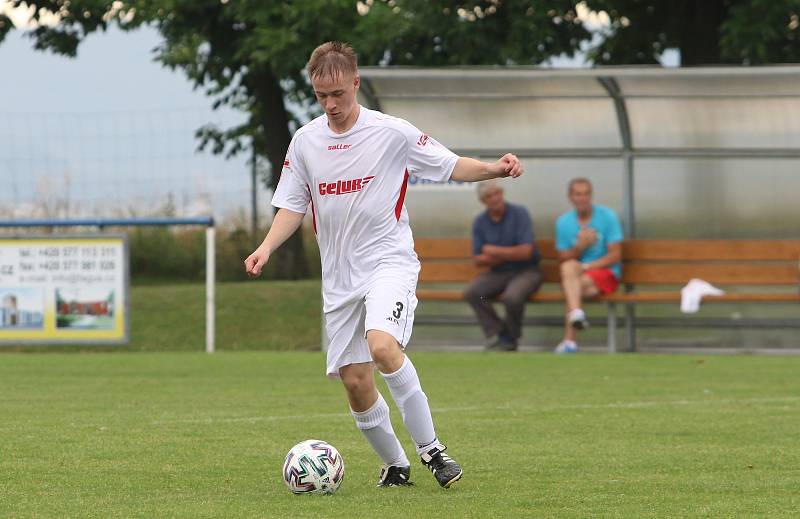 Fotbalisté Luhačovic (ve žlutých dresech) zvítězili na hřišti Sokola Veselá 4:3.