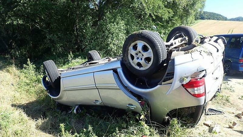 Nehoda osobního auta u Zádveřic-Rakové