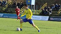 Fotbalisté Zlína B (žluté dresy) v 15. kole MSFL remizovali na Vršavě s Uničovem 1:1. Foto: Jan Zahnaš