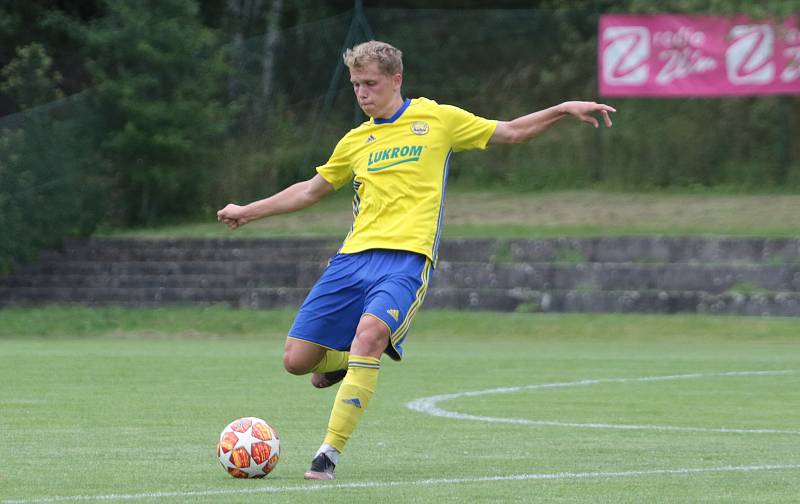 Fotbalisté Slavičína (v modrých dresech) na úvod přípravy zvítězili na Vršavě se Zlínem B 2:1