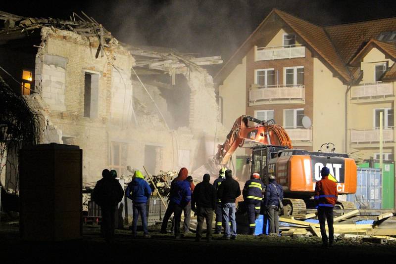 Noční demolice budovy na Sokolské ulici ve Zlíně