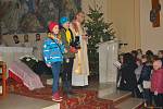 Tradiční Vánoční bohoslužba pro děti a starší lidi ve zlínském kostele svatého Filipa a Jakuba na Štědrý den 24. prosince 2017. Její součástí bylo i přinesení Betlémského světla do kostela.