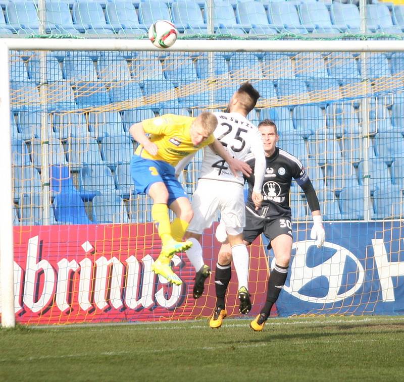 Prvoligoví fotbalisté Fastavu Zlín (ve žlutém) v rámci 22. kola v sobotu doma hostili předposlední Sigmu Olomouc.