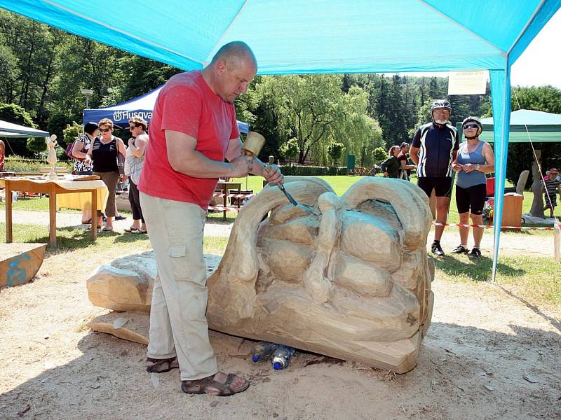 Řezbářské sympozium v lázeňském parku v Luhačovicích.