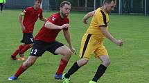 Fotbalisté Příluk (v červeném) ve 4. kole I. B třídy skupiny A o víkendu doma porazili Hovězí 5:0. I díky premiérové vychytané nule "brankáře" Zdeňka Juliny.