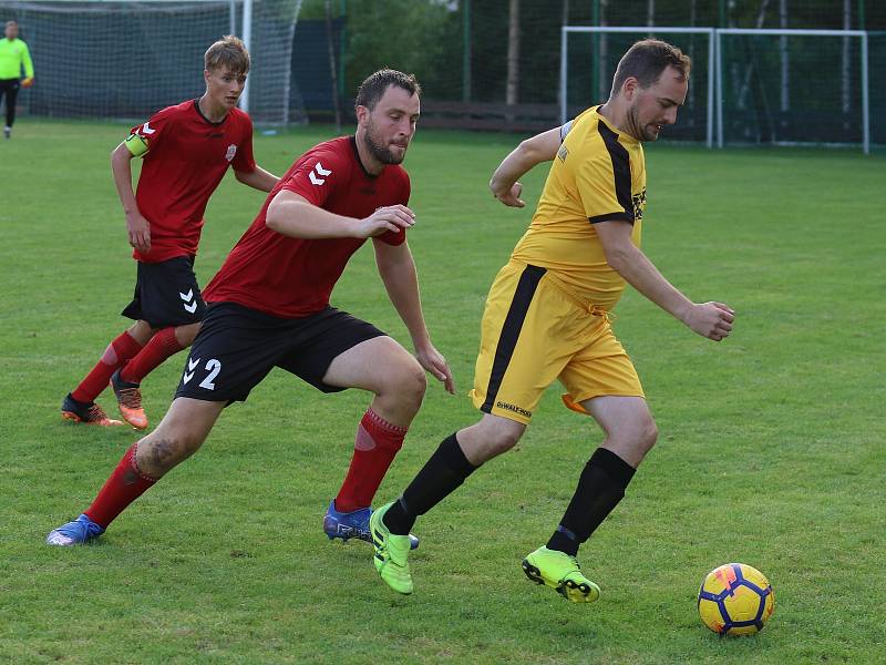 Fotbalisté Příluk (v červeném) ve 4. kole I. B třídy skupiny A o víkendu doma porazili Hovězí 5:0. I díky premiérové vychytané nule "brankáře" Zdeňka Juliny.