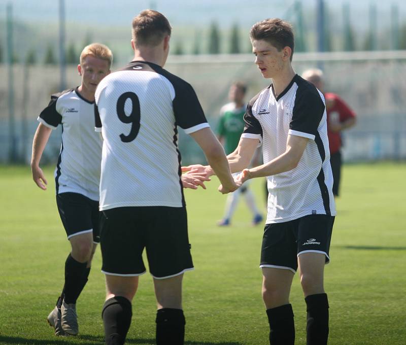 Fotbalisté Vizovic (v bílém) zaskočili v nedělním 24. kole domácí rezervu Fryštáku, kterou porazili 3:1.