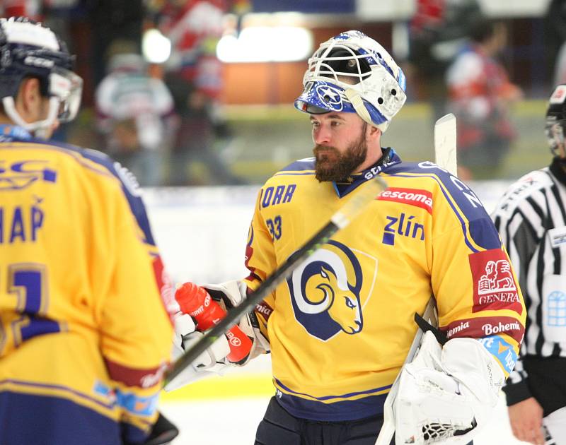 Extraligoví hokejisté Zlína (ve žlutém) v pátek v 7. kole doma hostili Pardubice. Na snímku Marek Čiliak. Foto: pro Deník/Jiří Hejtmánek