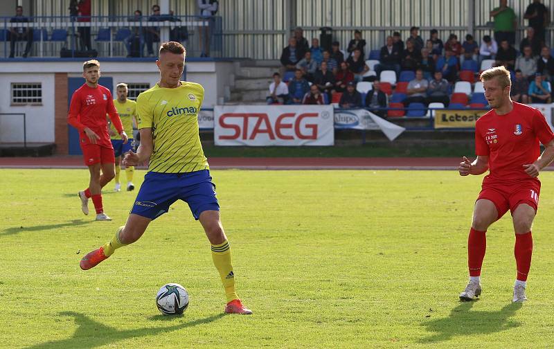 Fotbalisté Fastavu Zlín (ve žlutých dresech) se ve středu odpoledne představili v rámci Mol Cupu v Blansku.