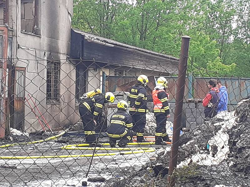 Pondělní požár skladu se zdravotnickým materiálem v Napajedlích si vyžádal mnohamilionové škody.