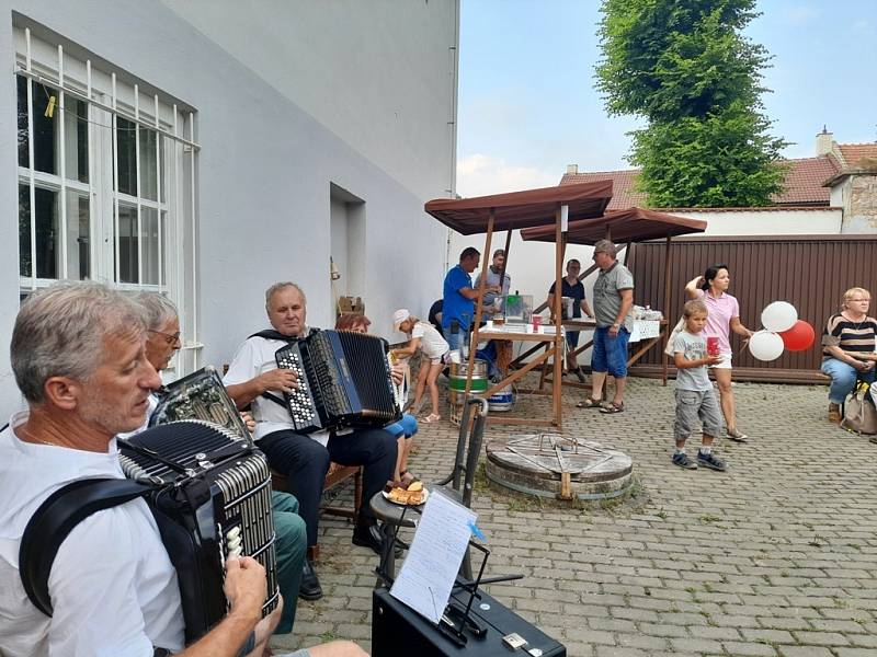 Den prarodičů a seniorů na farní zahradě v Pozlovicích.