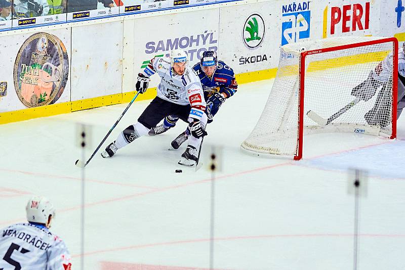 Hokejisté Zlína (v modrých dresech) v 7. kole TIpsport extraligy vyzvali Karlovy Vary.