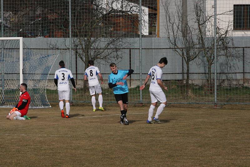 Fotbalisté Tlumačova (bílé dresy) v dohrávce 11. kola krajské I. B třídy skupiny C podlehli Polešovicím 0:2.