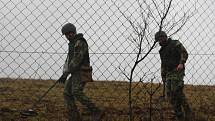 300 vojáků a policistů střeží a čistí Vrbětickou bezpečnostní zónu