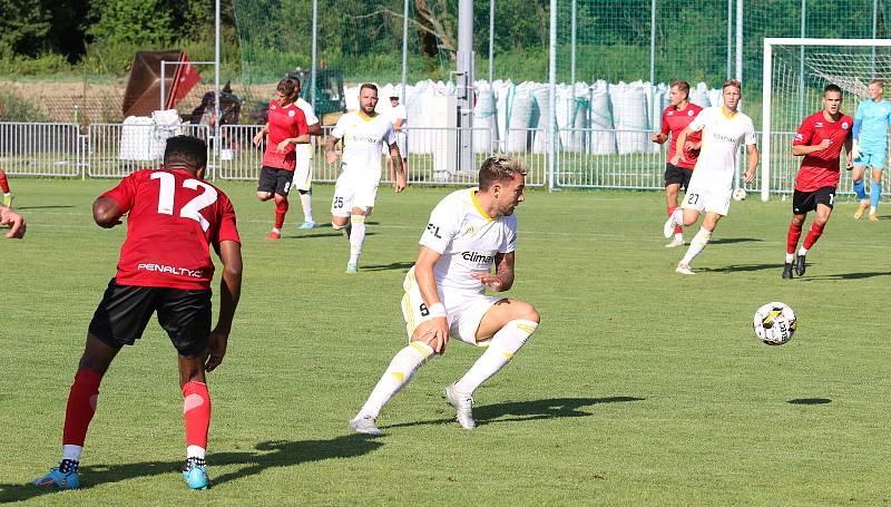 Fotbalisté Zlína (bílé dresy) ve středečním přípravném zápase zdolali druholigový Vyškov 3:0.