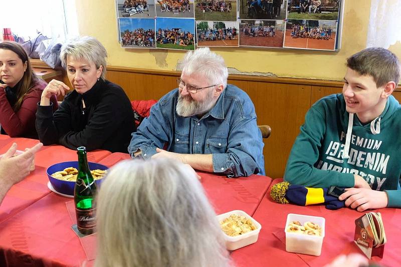 V Malenovicích se každým rokem na Silvestra koná tradiční hokejbalová exhibice.