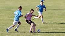 Fotbalisté Malenovic (růžové dresy) ve 26. kole krajské I. B třídy skupiny C podlehli Vlčnovu 1:2.