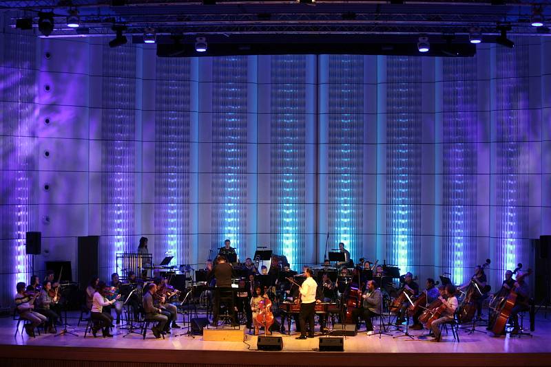 Ohnivá klasika je unikátním projektem, v jehož rámci se na jednom pódiu společně představí jedinečné slovenské seskupení Cigánski Diabli a Filharmonie Bohuslava Martinů. Fotografie z generální zkoušky.