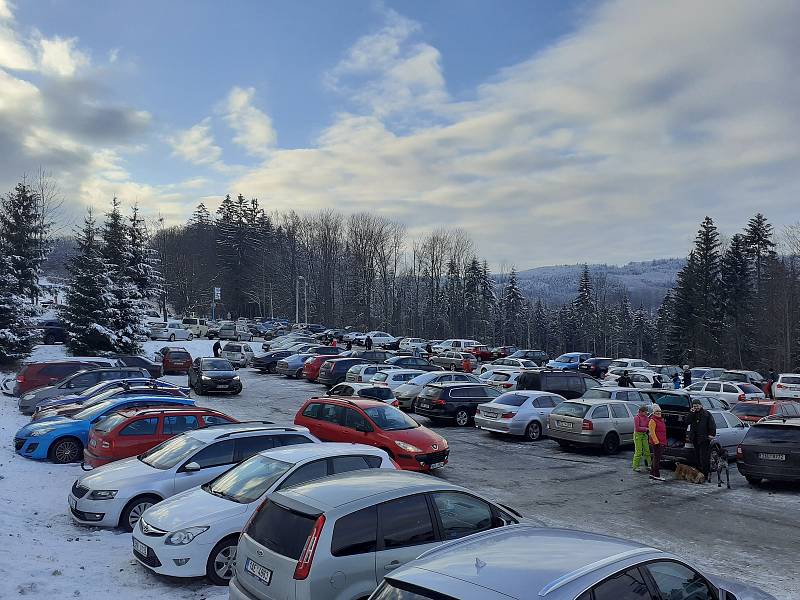 Skiareály ve Zlínském kraji praskaly o víkendu ve švech. Přesto si lidé zimní radovánky užili. Troják na Kroměřížsku.