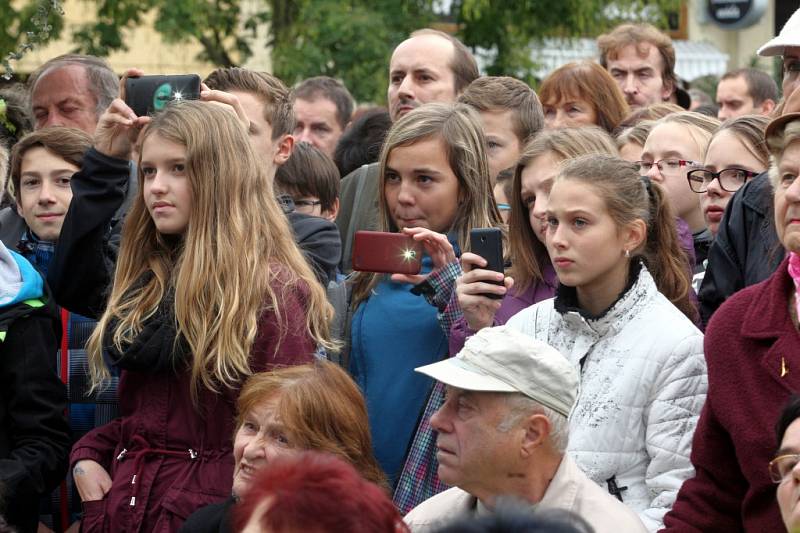 Návštěva prezidenta Miloše Zemana ve Zlínském kraji.  Náměstí v Holešově.