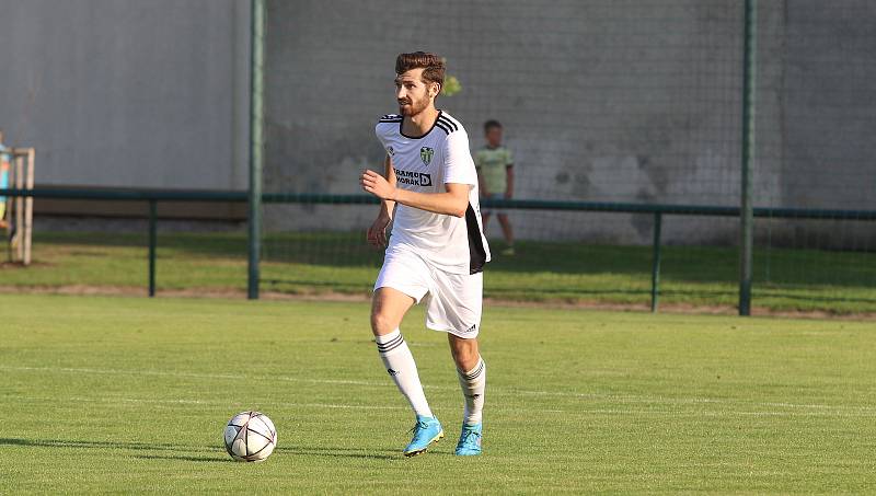 Fotbalisté Napajedel (v zeleném) v úvodním kole krajského přeboru doma porazili Kvasice 2:0.