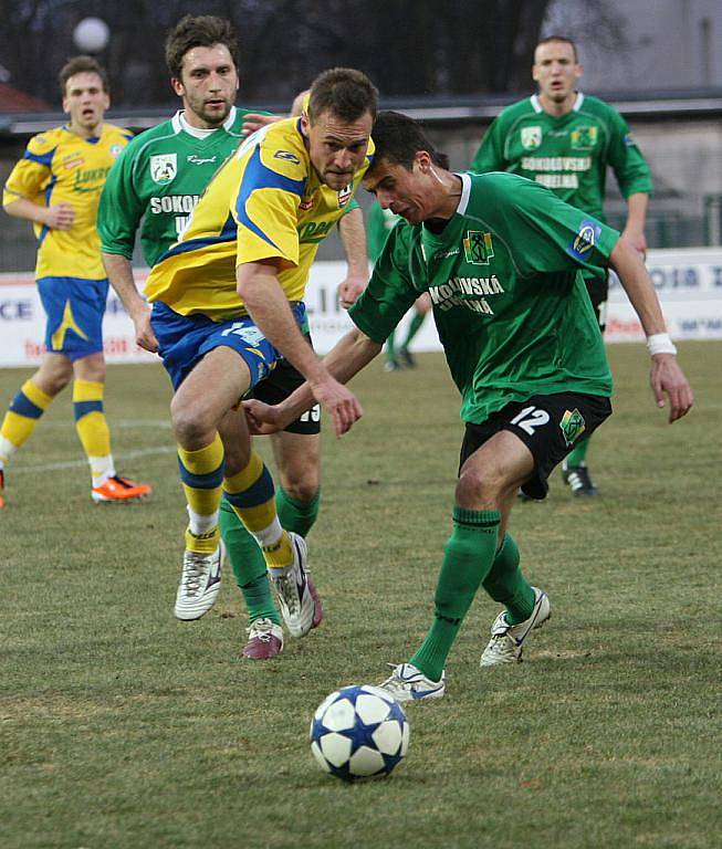 Zlínští fotbalisté (ve žlutém) s přehledem porazili bezzubý Sokolov 4:0 a vrátili se do bojů o postup. Na snímku střílí domácí Karel Kroupa.