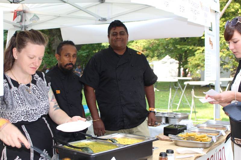 Ve Zlíně se tento víkend koná Garden Food Festival. Přilákal zajímavé kuchaře a ochutnávat se mohou ještě zajímavější speciality. 