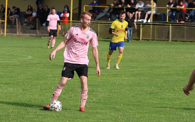 Fotbalisté Malenovic (růžové dresy) ve 21. kole I. B třídy sk. C remizovali se Starým Městem 3:3.