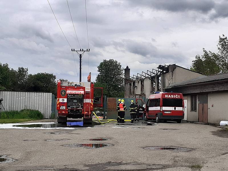 Pondělní požár skladu se zdravotnickým materiálem v Napajedlích si vyžádal mnohamilionové škody.