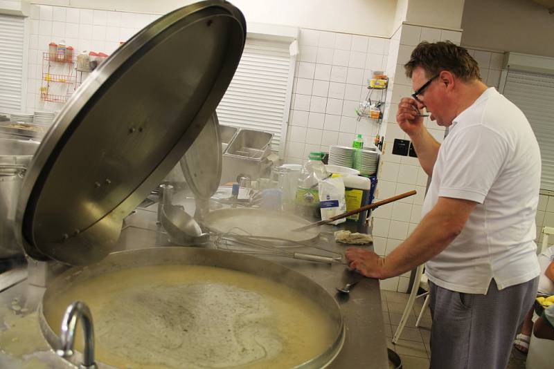 Zlínská Jídelna Plhák vyrábí denně stovky obědů. Ve středu 18. července 2012 tam kuchaři připravovali sekanou pečeni s bramborou kaší, jako druhé jídlo vuřtíkový guláš s chlebem.