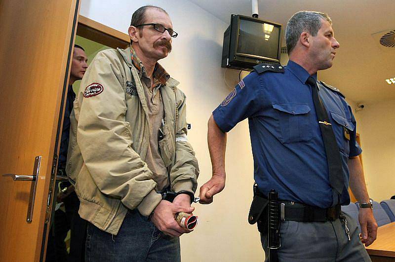 Brutální loupežnou vraždu dvaaosmdesátiletého seniora z Mistřic-Javorovce na Uherskohradišťsku začal ve čtvrtek 27. května řešit zlínský krajský soud. 