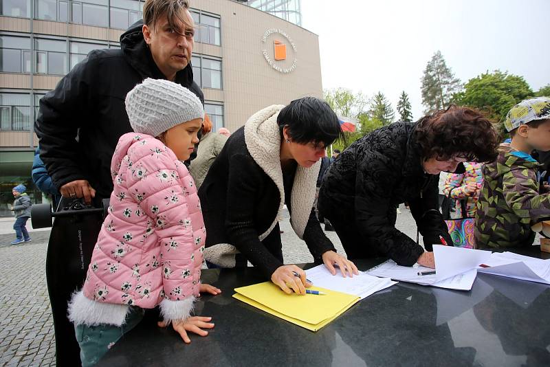 Demonstrace proti ministryni spravedlnosti Marii Benešové na náměstí T. G. Masaryka ve Zlíně, 13. 5. 2019