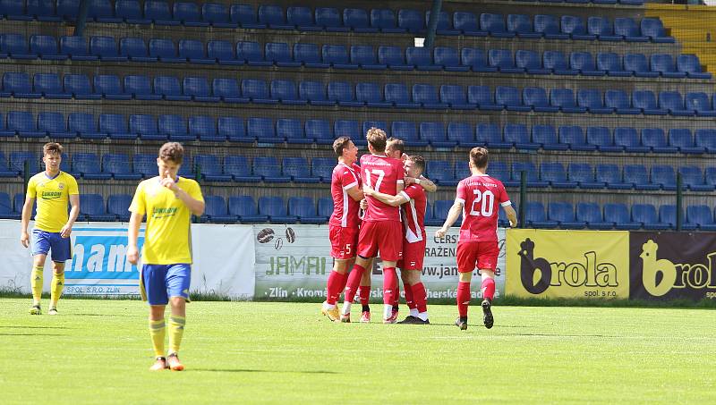 Fotbalisté Zlína B (žluté dresy) v nedělním zápase 29. kole MSFL na Letné remizovali s Frýdkem-Místkem 2:2.