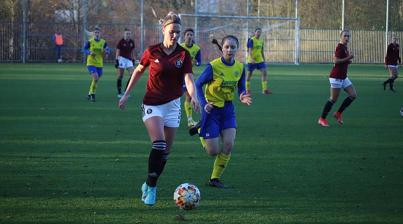 Fotbalistky Zlína (žluté dresy) v posledním podzimním zápase druhé ligy žen prohrály na Vršavě se Spartou Praha B 1:4 a přezimují poslední.